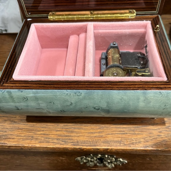 Romance music box from Italy. Works. Excellent shape. - Picture 3 of 5